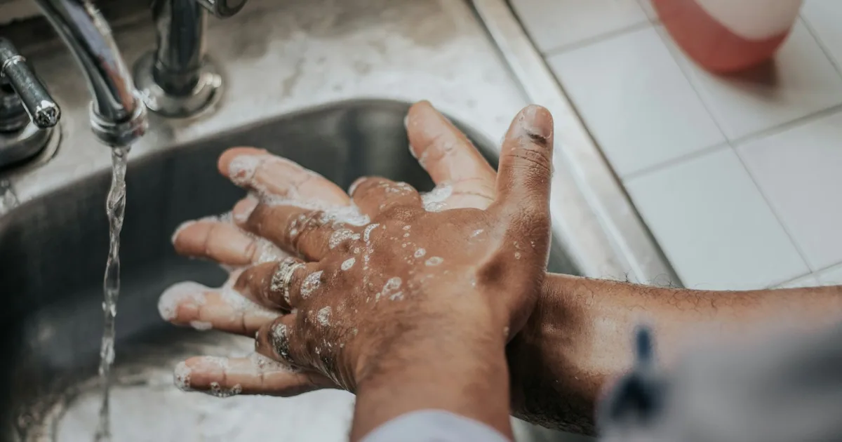 lava e seca economica — Lavar roupa de bebê à mão para economizar: será que vale a pena?